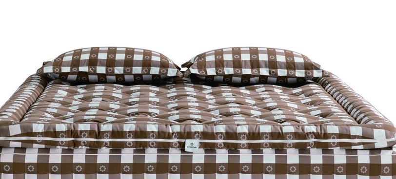 Imperial Pivot top mattress hand-tufting detail